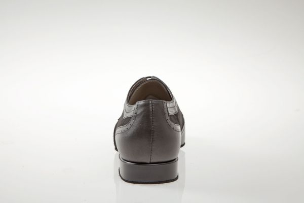 Diese Tanzschuhe haben einen schockabsorbierenden 2cm Absatz .